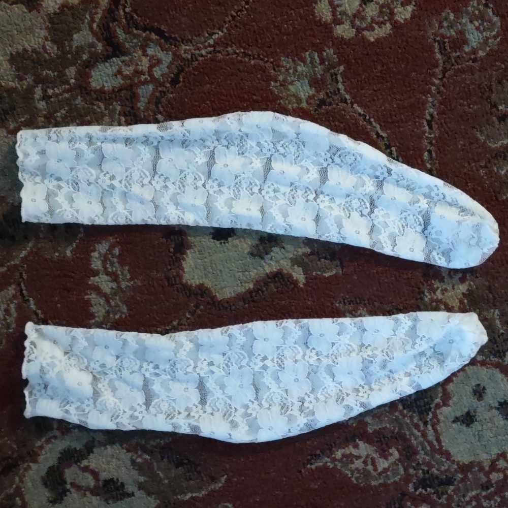 3/15 🦇 White Lace Socks
